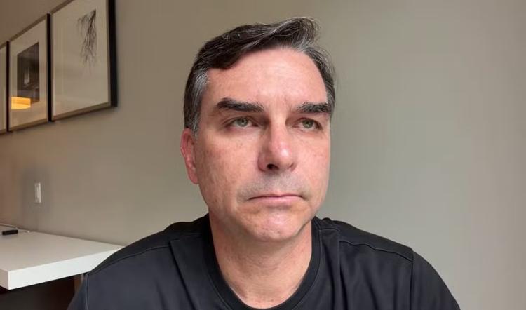 Flávio Bolsonaro defende EUA e diz que Lula lambe as botas da China