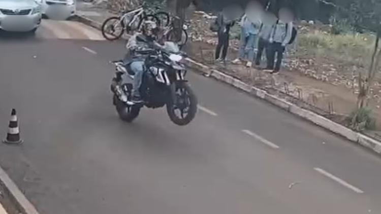 VÍDEO: Dupla é presa após dar 'grau' em frente a escola em MG