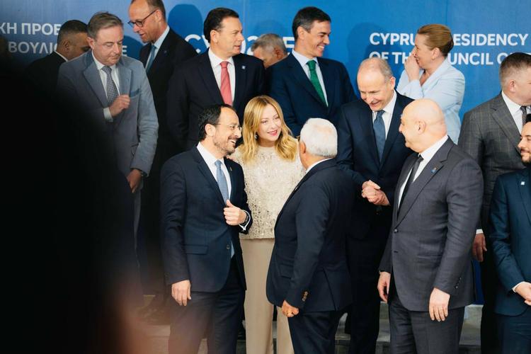 Meloni cauta su Trump: "Non ci siamo sentiti". E Donald sarà al G7 solo in collegamento