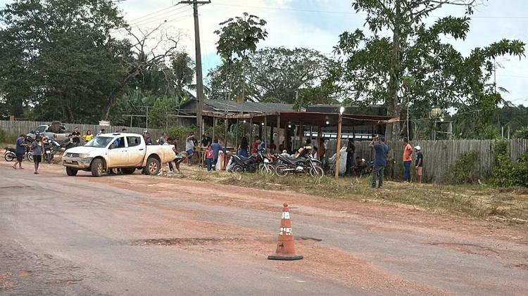 Moradores bloqueiam BR-163 entre Rurópolis e Santarém para cobrar recuperação da rodovia