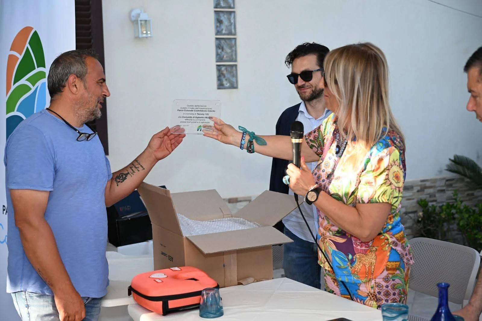 Castellabate, consegnato il nuovo defibrillatore a Ogliastro Marina nel ricordo di Tommy: un gesto d’amore che salva la vita