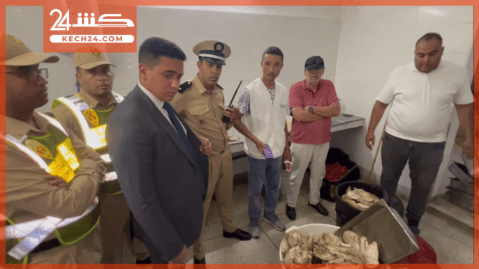 بالڤيديو:  لجنة مراقبة تحجز كميات كبيرة من الدجاج الغير صالح داخل مطعم بجليز