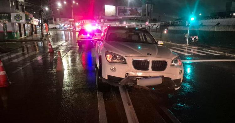 Condutor de carro de luxo perde controle e colide contra poste de iluminação em Itajaí