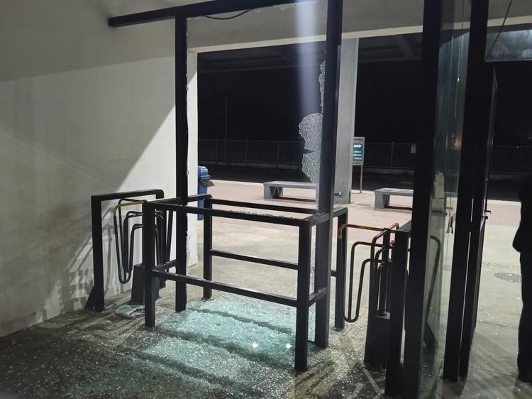 Vídeo mostra atos de vandalismo no Terminal Cehab em Macaé