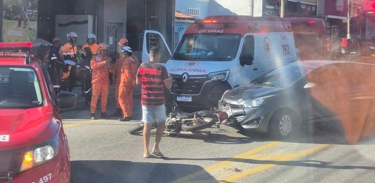 Acidente entre moto e carro deixa pessoa ferida em Volta Redonda