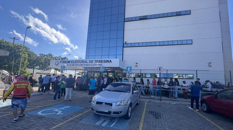 Eleitores enfrentam fila de mais de 300 metros pelo 2° dia para regularizar título de eleitor em Teresina