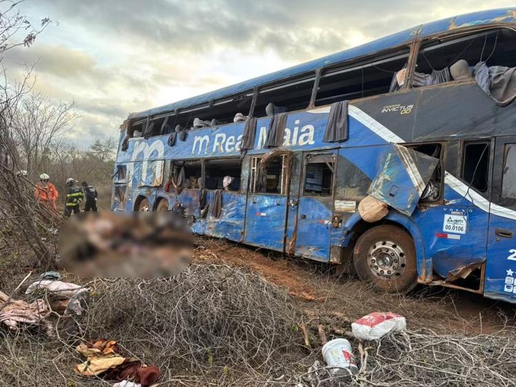 Sobreviventes de acidente de ônibus com 8 mortos na Bahia estão em estado grave