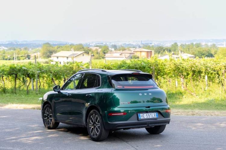 GWM ORA 5: la prova del modello a benzina e il lancio in Italia