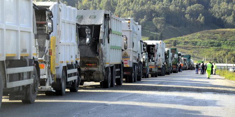 Rifiuti in Calabria, nuovo Piano e vecchi slogan. Il miraggio degli impianti pubblici