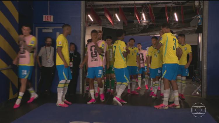 Jogadores contam o que foi conversado no vestiário antes do segundo tempo contra o Japão: 'O mister foi fundamental'