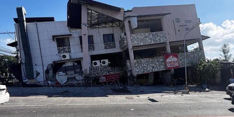 Forte scossa di terremoto nelle Filippine, il bilancio delle vittime sale a 15