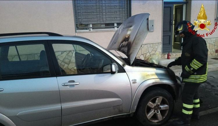 Brindisi, suv in fiamme a Villa Castelli