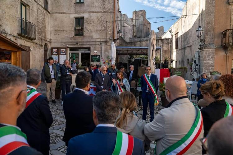 🏡 CASTROREALE AL SICILY B-FEST: INSIEME PER IL FUTURO DEI NOSTRI BORGHI Il primo Sicily B-Fest si è concluso a Erice, l...