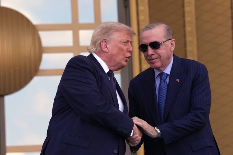 Trump contro gli alleati Nato: "Deluso. Italia, Francia e Germania ci hanno voltato le spalle". E su Meloni: "Brava persona, mi piace ma ha sbagliato"