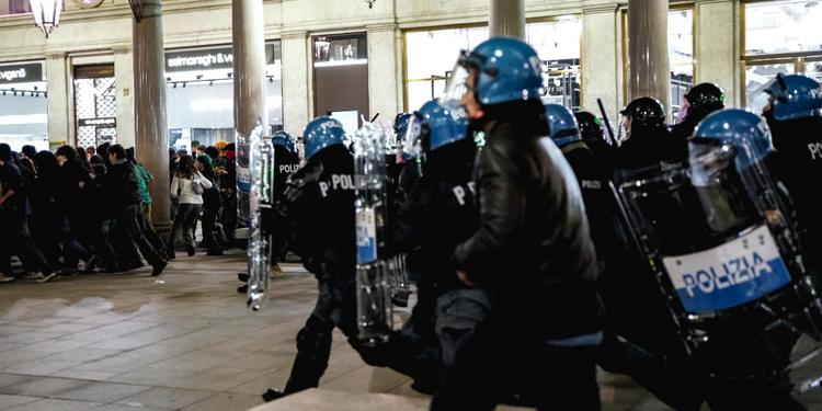 Scontri durante i cortei, tensioni a Roma e Torino: bottiglie contro la polizia e cariche