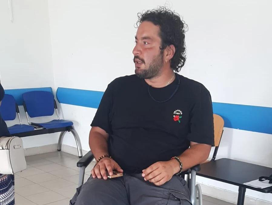 Incidente sul set di Bentornati al Sud: operatore si frattura il piede, scoppia il caso sul pronto soccorso di Agropoli