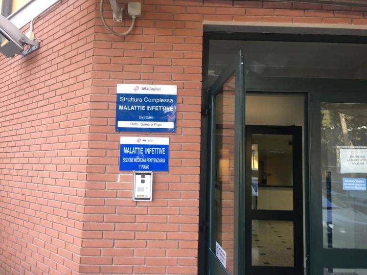 Cagliari, paura per un sospetto caso di ebola: "È sintomatico"