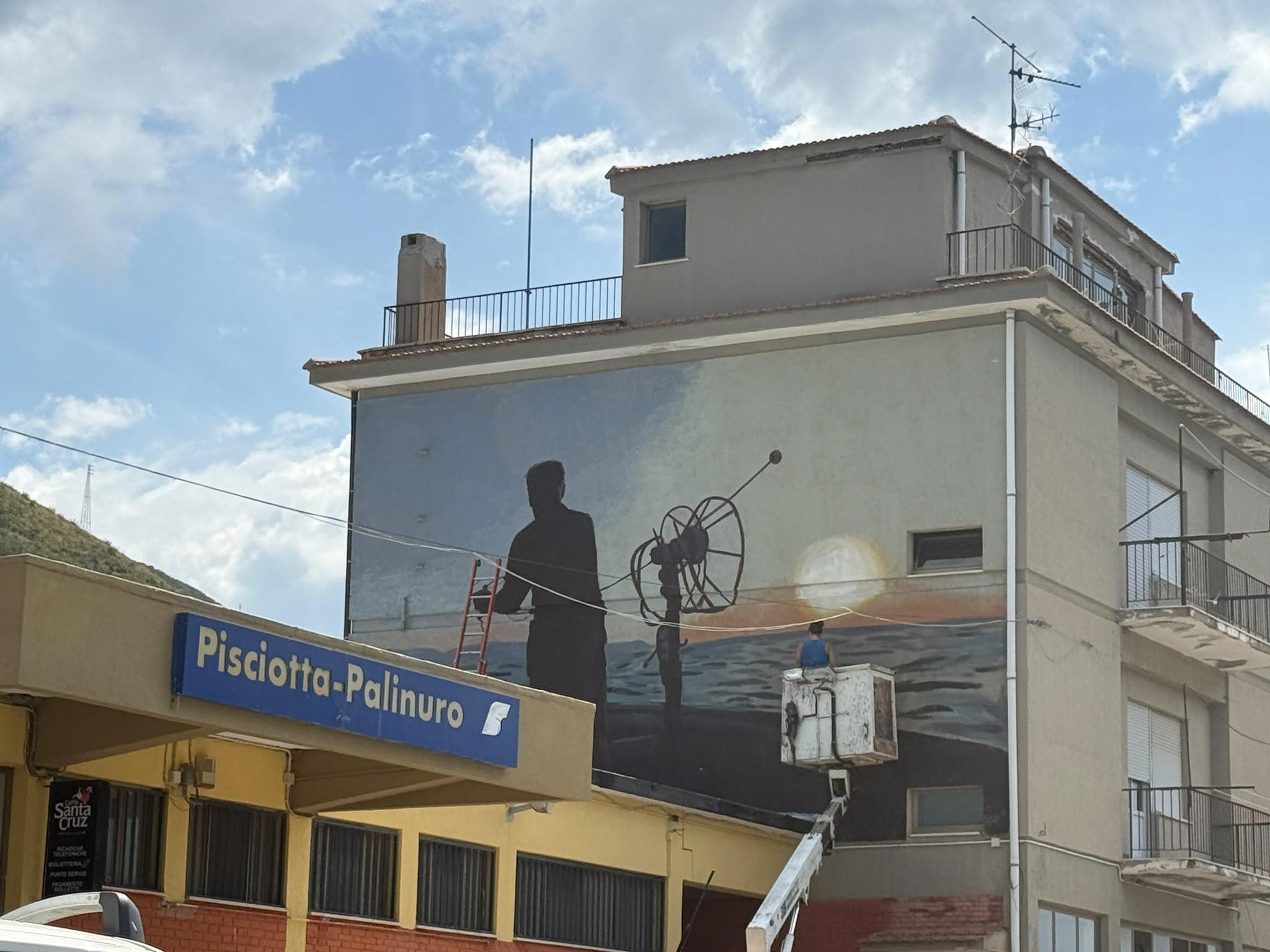 Il vecchio e il mare a Pisciotta: il nuovo murales alla stazione celebra la sostenibilità della pesca con la menaica