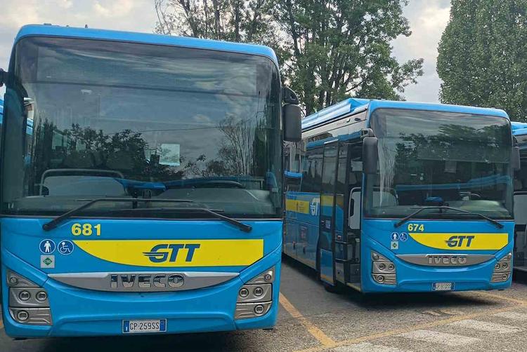 chivasso autobus gtt danneggiati 3 arresti al confine