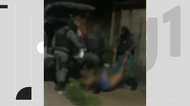 Homem é baleado por PMs encapuzados dentro de casa e morre; vídeo mostra vítima sendo colocada em mala de viatura