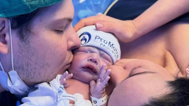 Bebê é tratado ainda na barriga da mãe contra doença rara e nasce saudável em Uberaba
