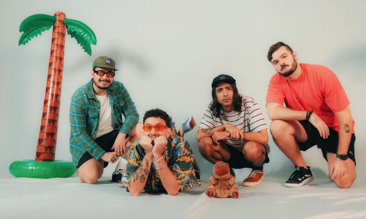 Melton Sello cria narrativa pop punk no primeiro álbum, 'Opa!', lançado oito anos após a formação da banda carioca