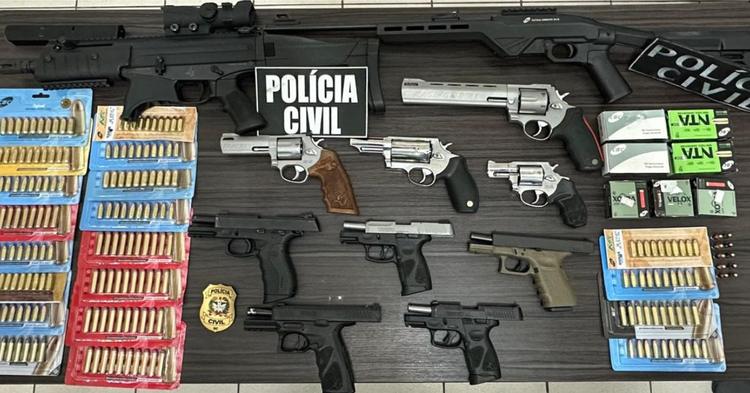 Polícia Civil apreende arsenal com 11 armas, incluindo fuzil, e 440 munições durante operação em Navegantes