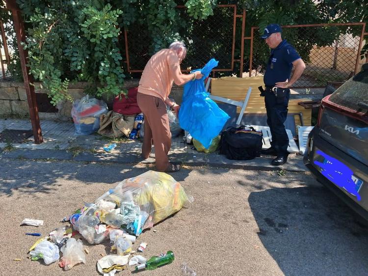Rispetto delle regole e decoro della città Continuano i controlli sui rifiuti abbandonati.  Questa mattina il Responsabi...