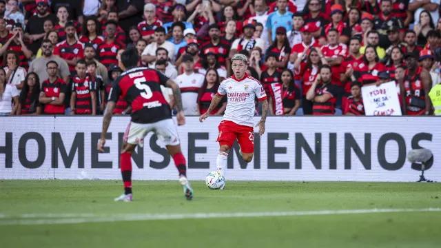 Argentino do Benfica reage às vaias do Flamengo com recado nas redes