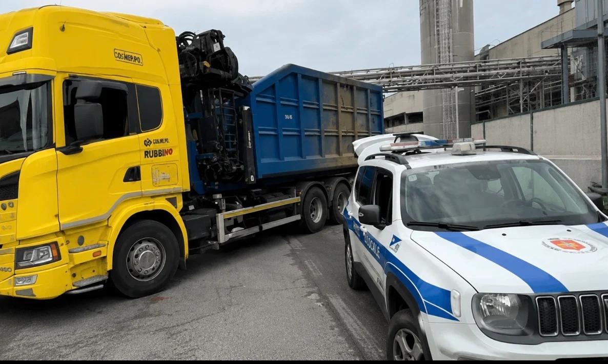 Pontecagnano Faiano, incidente in via Salvemini: ciclista travolta da un camion, è in codice rosso