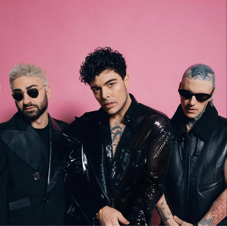 THE KOLORS  A SCIACCA  Attesa per il concerto  Attivato bus navetta ... Area riservata davanti al palco per persone con...
