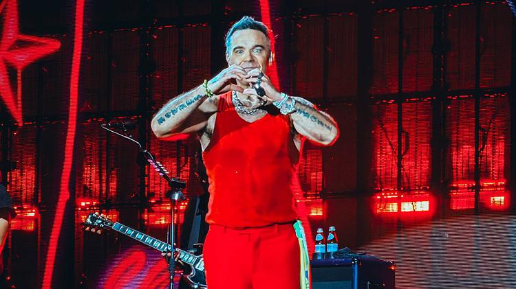 O cantor Robbie Williams durante show em São Paulo, 2026 (Foto: Igor Miranda)