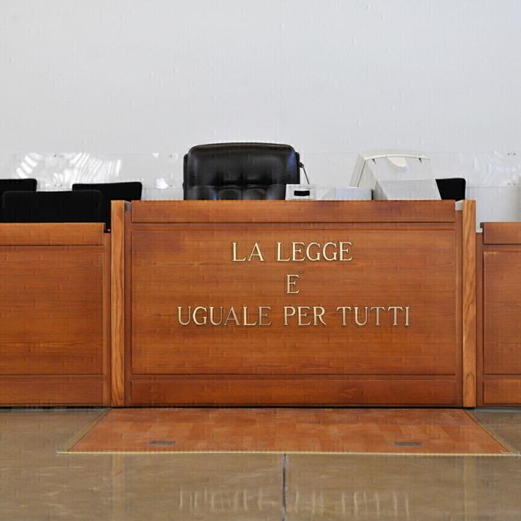 Dopo la sentenza della condanna, tenta di uccidere l'ex in aula a Udine