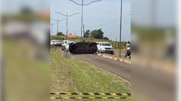 Motorista morre após desobedecer ordem de parada, andar na contramão e capotar carro com 25 kg de droga em rodovia