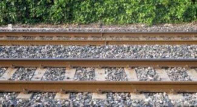 Tragedia sui binari Napoli-Salerno: giovane travolto da un treno e gravissimo