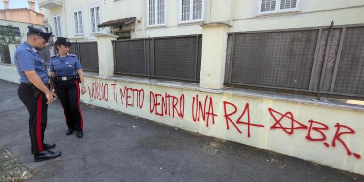"Nordio ti metto dentro una R4", scritta con stella a cinque punte e sigla Br a Roma. Meloni: "Intimidazione gravissima"