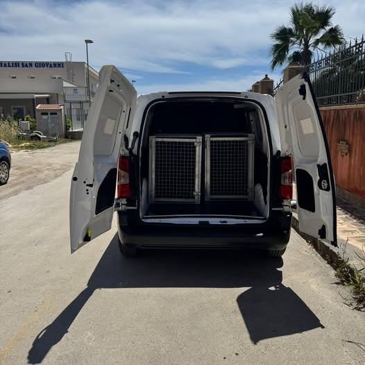 E' già operativo il furgone destinato al trasporto e all’accalappiamento dei cani randagi che il Comune di Licata ha con...