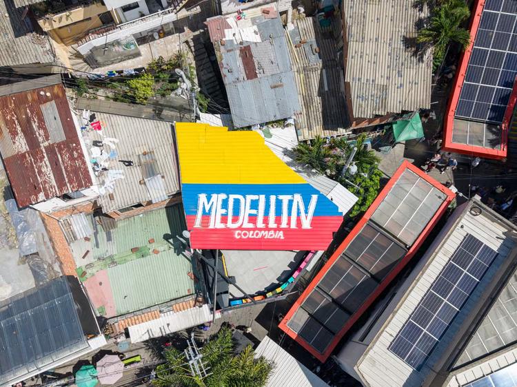 Fotógrafo mineiro registra moradores de Medellín nas ruas após terremoto que devastou cidade na Colômbia