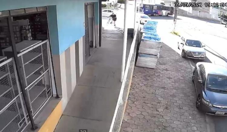 Criança morre em acidente entre moto e ônibus em Hortolândia