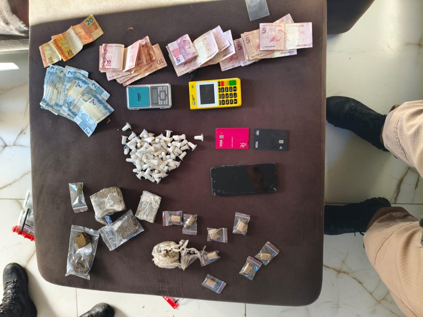 PM apreende drogas que abastecia biqueira de menina de 17 anos no São Judas Tadeu