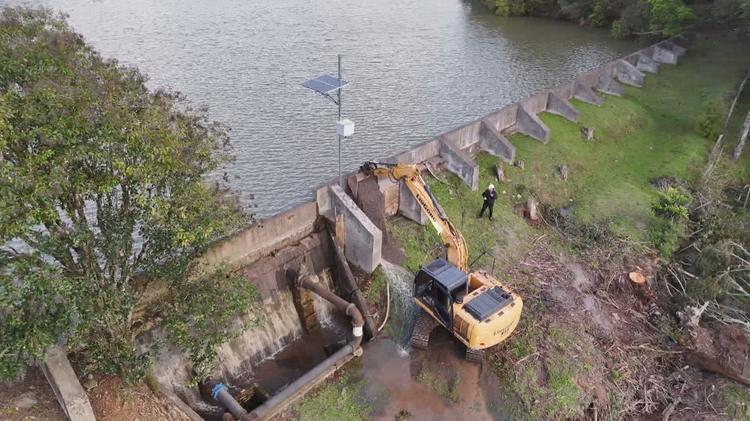 Mergulhadores fazem inspeção interna de barragem com risco de rompimento no RS