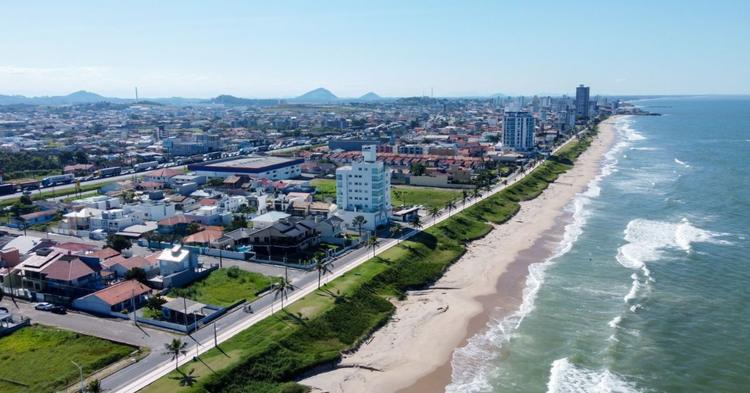 Sem Plano Diretor atualizado, Justiça manda suspender licenças de obras na orla de Barra Velha