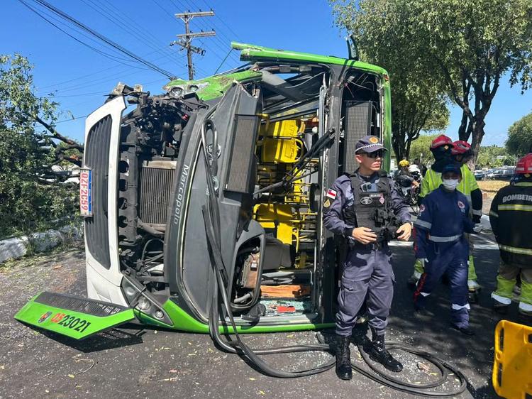 FOTOS: Veja imagens do acidente que deixou ônibus capotado e 21 feridos em Manaus