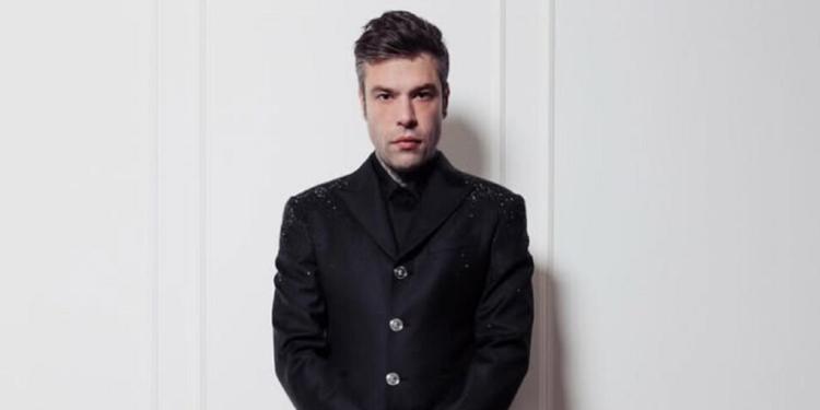 Fedez costretto a fermarsi: "Il mio corpo mi ha alzato la mano". Saltano i concerti, tra cui Gioia Tauro e il forum di Assago a settembre"