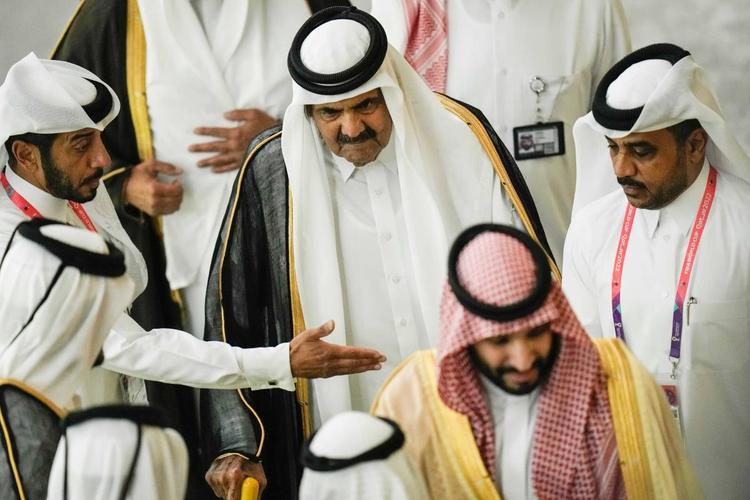 Al-Thani, l'emiro che "inventò" il Qatar (e conquistò Harrods, Psg e Costa Smeralda)