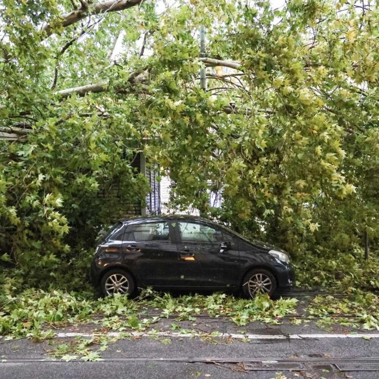 Il maltempo colpisce ancora. Allagamenti e disagi a Milano e in Toscana