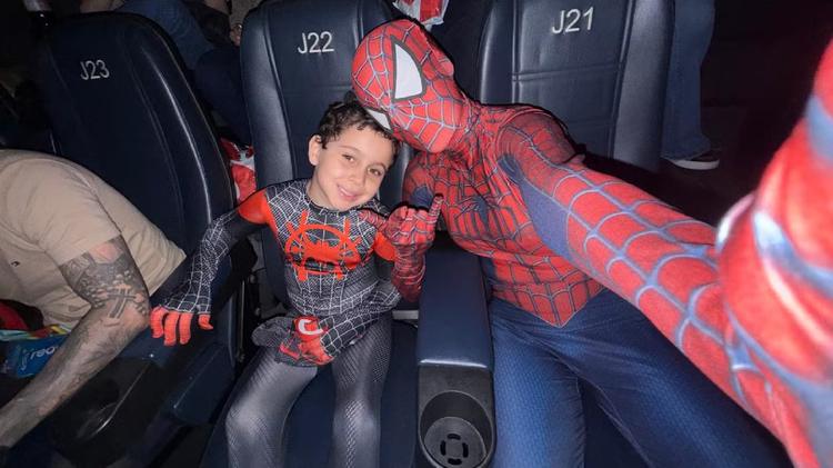 'Super-heróis' do interior de SP: mãe surpreende filho com fantasia de Homem-Aranha e dupla viraliza em sessão de cinema