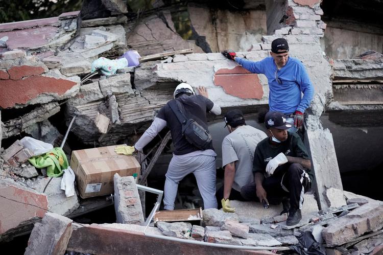Colômbia entra no 2º dia de buscas após terremoto de magnitude 7,4 que matou mais de 100 pessoas