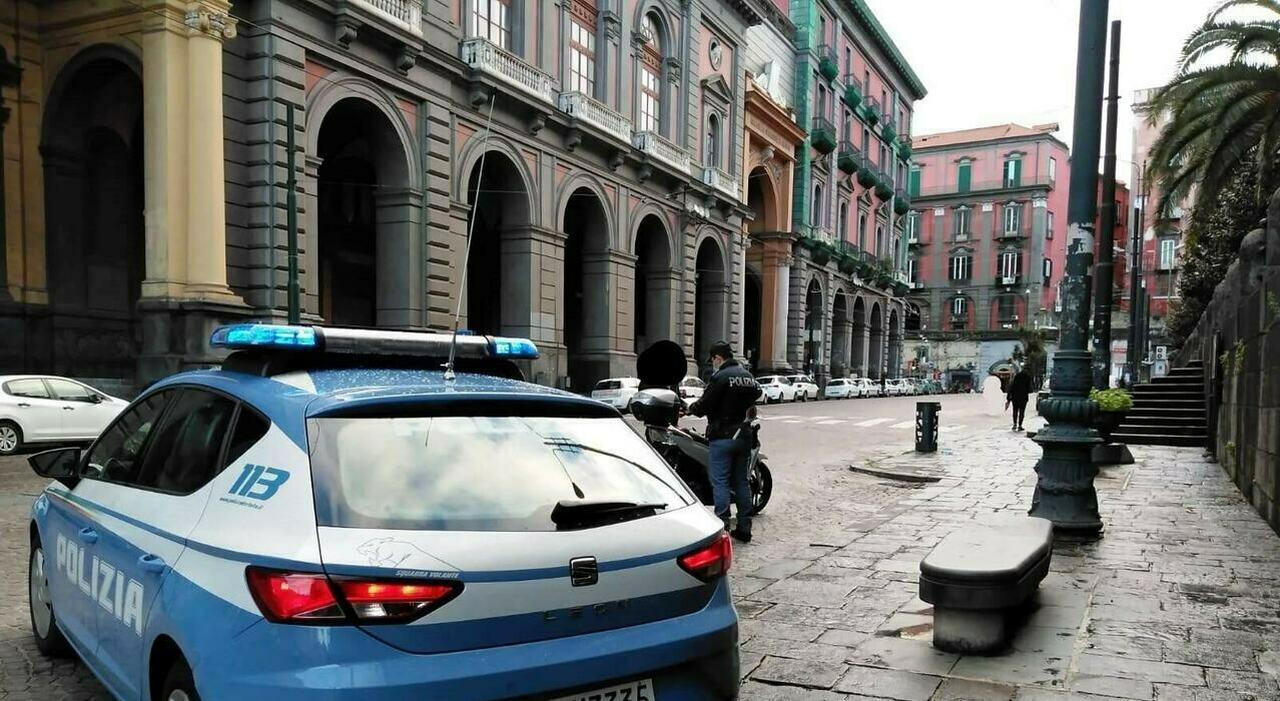 Napoli,  non si ferma all’alt in via Foria e travolge agente su scooter rubato: arrestato 59enne
