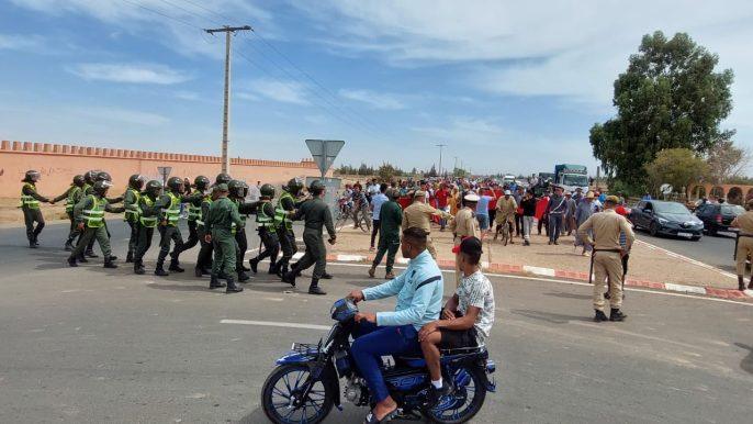 عاجل: مسيرة حاشدة لساكنة اولاد حسون في اتجاه مراكش وسط استنفار أمني كبير+ صور